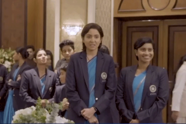 Anushka unveils first look of CHAKDA XPRESS