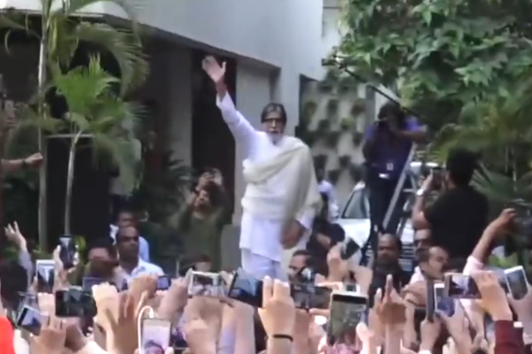 Big B marks 52 years in Bollywood