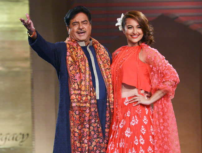Sona teaches dad Shatru to walk