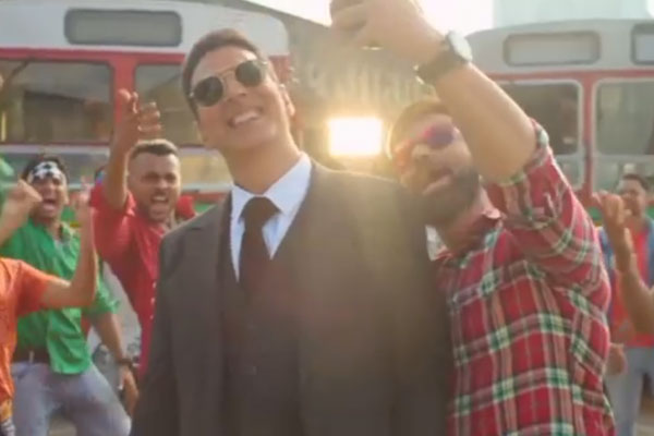Teaser of Akshay, Emraan starrer SELFIEE